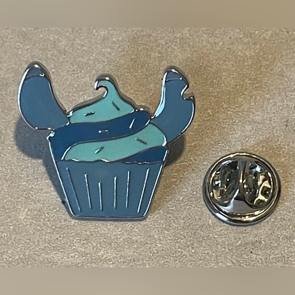 Stitch and Scrump Dessert Cupcake ~ Lilo and Stitch / Disney Trading Pin